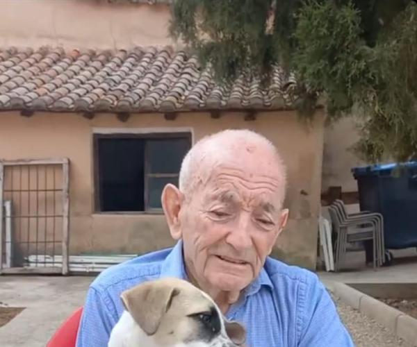 Residentes disfrutando de la compañía de nuestra mascota, Turco.  Lugar: patio trasero de nuestra casa familiar. 