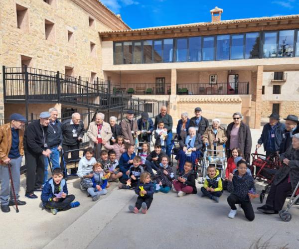 Encuentro intergeneracional con los niños del colegio de Gea, en el que se hacen actividades, se comparte un almuerzo juntos y se crean muchos aprendizajes y vínculos. 